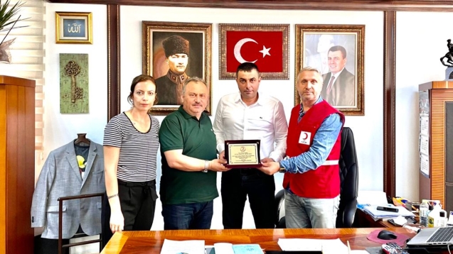 Kızılay'dan teşekkür plaketi...