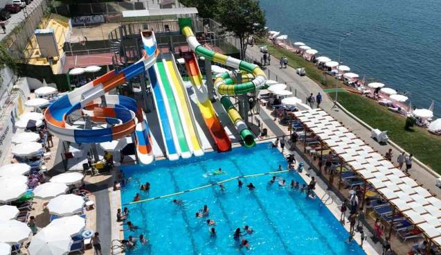 Sevgi ve barış plajı yerli turistlerin akınına uğruyor…