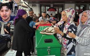 Annecim bunları giydireyim sana çık oradan…