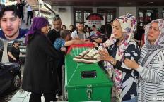 Annecim bunları giydireyim sana çık oradan…