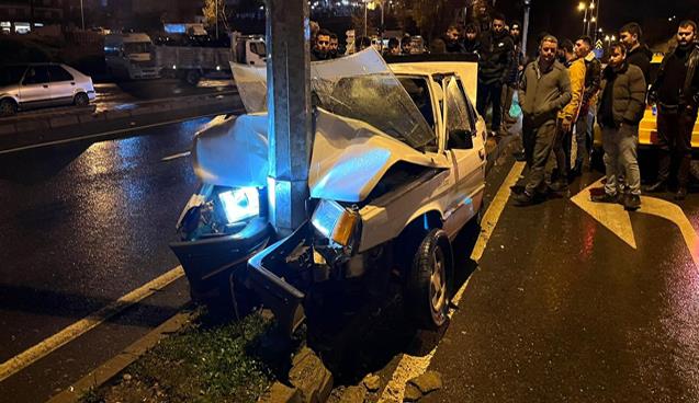 Alkollü sürücü elektrik direğine çarptı.