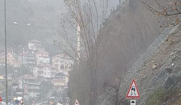 Toprak kayması yolu trafiğe kapattı.