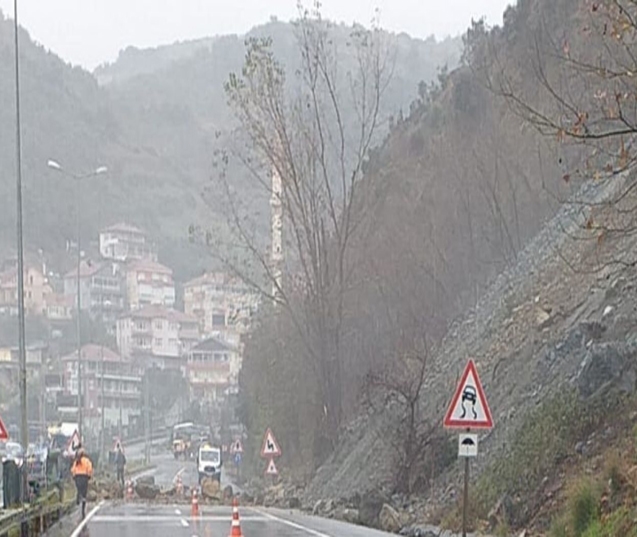 Toprak kayması yolu trafiğe kapattı.