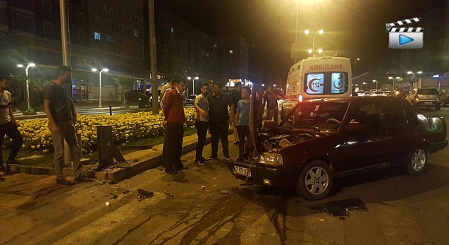 Otomobil bariyere çarptı...